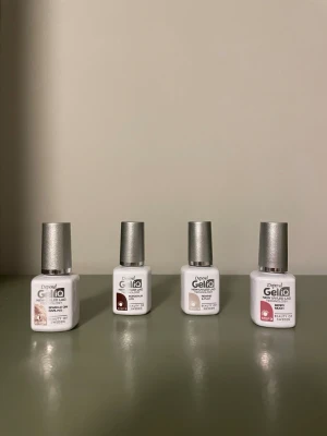 Depend Gel IQ nagellack - Depend Gel IQ nagellack. Färger: Bordeaux Lips, Berry Much, Rewind & Play, Sparkle on Darling. 