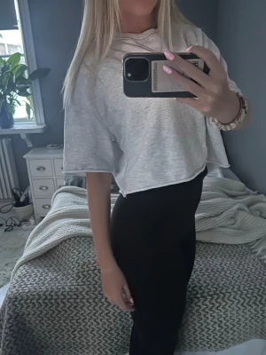 Sweatshirt kort  - Kort avklippt sweatshirt från Zara 