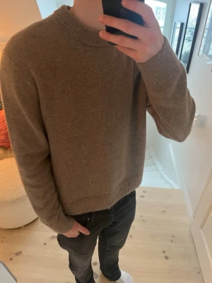 Stickad tröja  - Stickad tröja från H&M, storlek S sitter bra på mig som är 180, regular fit, nopprar den innan jag skickar, skriv vid frågor!