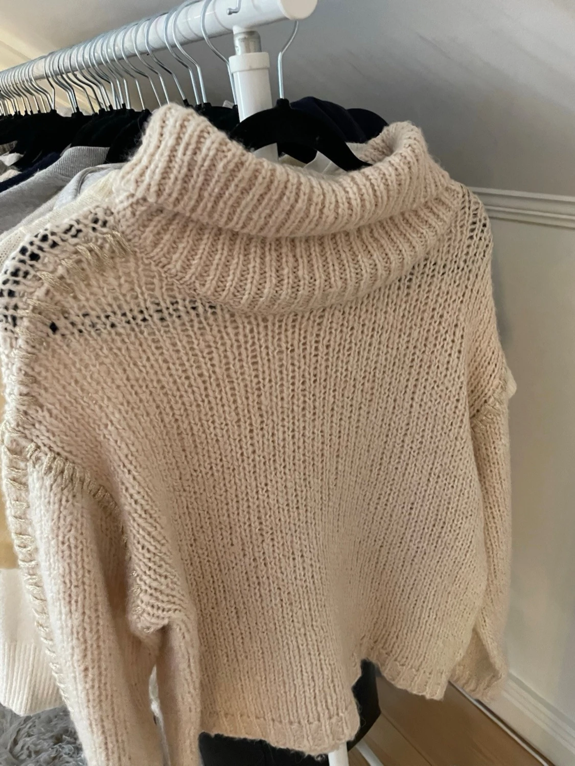 Beige stickad polotröja - 1