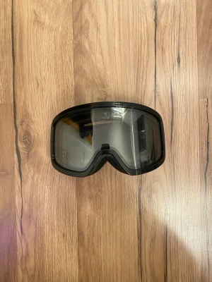 Moncler skidglasögon – Photochromic -  Säljer Moncler skidglasögon Terrabeam ML0215 med fotochromatiskt glas som anpassar sig efter ljuset. Mycket fint skick, sparsamt använda. Tillverkade i Italien.  💰 Pris: 1 300 kr (Nypris ca 2 200 kr)  📦 Kan skickas eller hämtas.