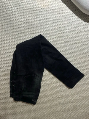 Svarta tiger of sweden jeans  - Snygga svarta jeans från Tiger of Sweden med klassisk femficksdesign och raka ben. Jeansen är tillverkade i slitstarkt denim och har en stilren look som passar till många olika outfits.