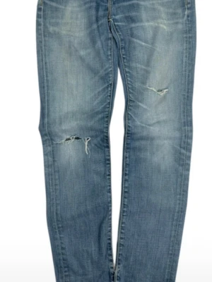 Levi's 511 ljusblå slitna jeans - Säljer ett par sjuka Levi's 511 jeans i en otrolig tvätt, flera års användning krävs för att få en sådan tvätt. Mer bilder i dm.