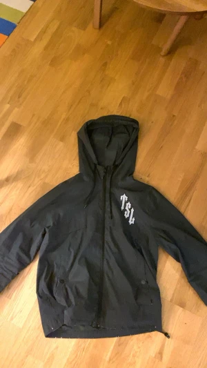 Trapstar London Shooters vindjacka - säljer denna trapstar shooters jacka då den e för liten för mig. Älskar denna med hela mitt hjärta och har inte sett en enda person med den förutom jag så om du vill sticka ut e den perfekt. Den har även en reflex så den blir grå med bilder med flash som e så jävla coolt den e XS men passar lätt S och kanske lite M ja använde den i två år streck den kan ändra size med snören på sidan av jackan. Den har lite repor men inget som märks när man bär jackan. 