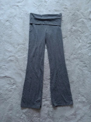 Low waist flare byxor - Mysiga flare byxor från gina tricot!💕