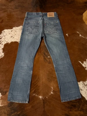 Levis 507 Bootcut - Tjena! Säljer dessa riktigt snygga Levis jeans, modellen är 507 bootcut och är i storlek W29/L32, hör av dig vid funderingar!🙌