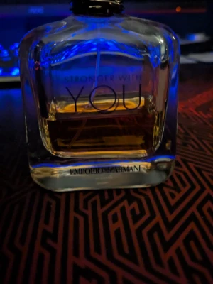 Stronger With You parfymflaska - Trendig parfym från Emporio Armani med namnet Stronger With You. Snygg flaska som passar perfekt i samlingen eller som present. Cirka 40ml kvar. Orginal och unik. Kan byta 