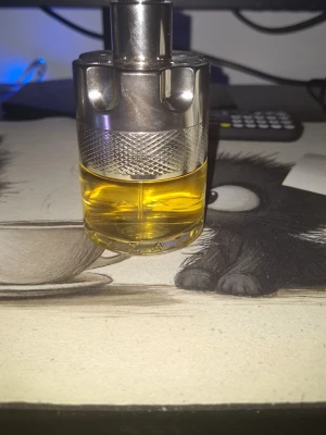 Azzaro Wanted 100ml EdT - Azzaro Wanted Eau de Toilette, 100 ml. Snygg och modern design som sticker ut. Perfekt storlek för dig som vill ha en signaturdoft i din samling.