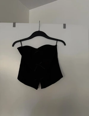 Topp med rosetter  - Storlek XL. Aldrig använd. 