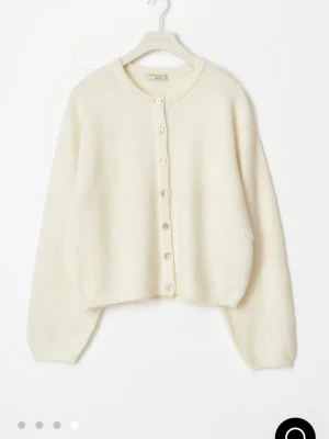 Stickad vit kofta  - Mysig vit kofta från Gina Tricot i storlek Xs💞