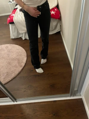 Svarta raka jeans  - Säljer ett par svarta jeans med klassisk femficksdesign och raka ben. Pågrund av att dem är för små för mig.  Jeansen har låg midja och är i ett mjukt jeanstyg som sitter snyggt på kroppen. Perfekta till en enkel topp eller hoodie.