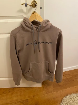 Sail racing hoodie  - Mycket fin hoodie med sail racing text på bröstet och sail racing märket på luvan samtidigt en väldigt skön hoodie