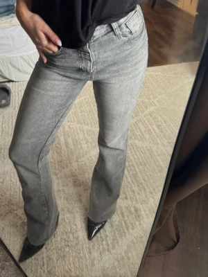 Gråa Jeans från Zara  - Storlek XS. Från Zara.