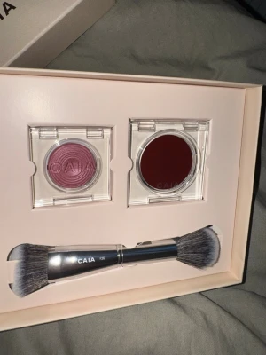 Flush Rush presentkit från Caia - Superfint presentkit från Caia. Flush Rush samlar två kalltonade blush som ger energi till kinderna. Kompletteras av F26 Mini Duo Brush för enkel applicering, vart du än är på väg.