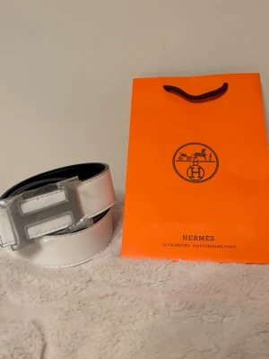 Vitt bälte - Stilrent vitt bälte i hög kvalitet med en modern och elegant look. Perfekt för att ge outfiten en fräsch och exklusiv känsla. Lätt att matcha till både vardag och mer uppklädda tillfällen.