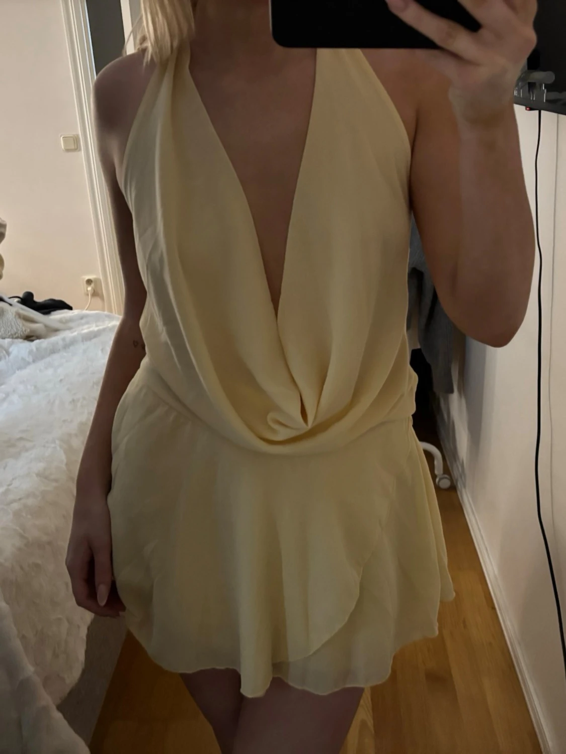 Ljusgul omlottklänning med öppen rygg - 1