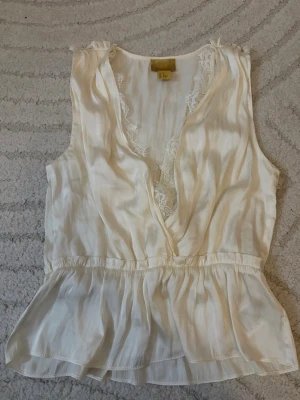 Vit/ beige topp  - Säljer en söt creme färgad omlottopp med spetsdetaljer. Från Hm, storlek 34💕
