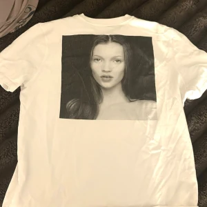 Kate Moss T-shirt - Zara x Kate Moss. Trycket går att använda både på framsidan och baksidan, trycket är lite slitet men jag personligen tycker att det ger en as snygg vintage look (se sista bilden)