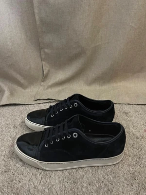 Lanvins nya - Hej, säljer mina Lanvins navy | i skicket 9/10 | size uk7 (41-42) - köpta för 5000kr nya på NK, Mitt pris endast= 2699kr - kom med bud 🙌 först till kvarn 🤩