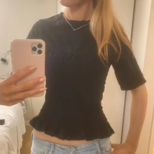 Svart topp H&M - Svart smockad topp från H&M❣️