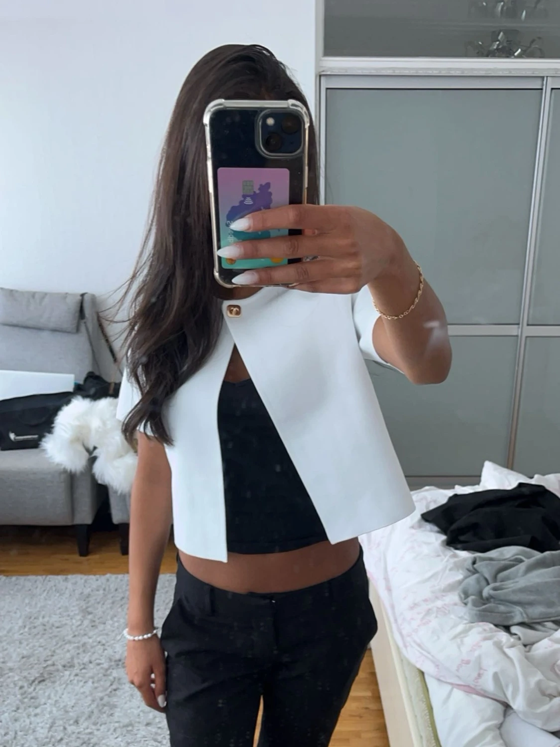 Vit kort kofta med guldlås