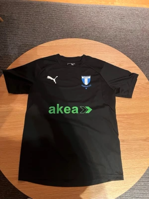 Puma - Malmö tröja - snygg Malmö ff och Puma träningströja i ett skönt träningsmaterial med tryck, Storleken är 13-14 men passar xs, hör gärna av dig vid minsta lilla fundering eller lägg ett prisförslag!🤩