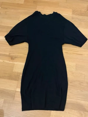 T-shirt klänning - T-shirt klänning från Gina tricot, använd fåtal gånger.