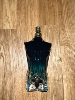 Stilren herrparfym i unik flaska - En ikonisk herrparfym från Jean Paul Gaultier med en flaska formad som en manlig torso. Perfekt för dig som vill sticka ut med en klassiker på hyllan. Volym och ingredienser syns ej på bilden. 125 ml flaska ungefär 100Ml kvar 
