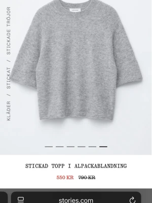 Grå stickad topp från & Other Stories - Supermjuk grå stickad topp i alpackablandning från & Other Stories. Modellen har trekvartsärm och rund halsringning. Perfekt för lager-på-lager och chill dagar. Enkel och stilren design som funkar till allt.