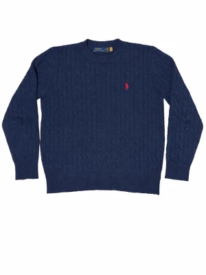 Marinblå kabelstickad tröja Polo Ralph Lauren - Kabelstickad marinblå tröja från Polo Ralph Lauren med klassisk röd broderad logga på bröstet. Rund halsringning och ribbade muddar vid ärmslut och nederkant. Perfekt för lager på lager under höst och vinter.