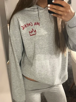 Hoodie från Gina Young  - Säljer denna hoodie från Gina Young med tryck, knappt använd så därför den säljs. Storlek 158/164