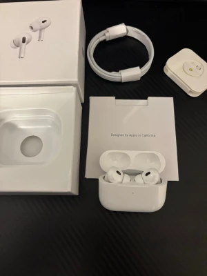 Apple AirPods Pro 2 (USB-C) - Säljer AirPod Pro 2  Serienumret verifierad Har även inköpingsbevis (Bild 6)  Detta är vad det ingår:  Usb-c Kabel Öronproppar (Xs-L) Airpodsen Instruktion papper Boxen  Priset kan diskuteras!  Om mer info kontakta mig