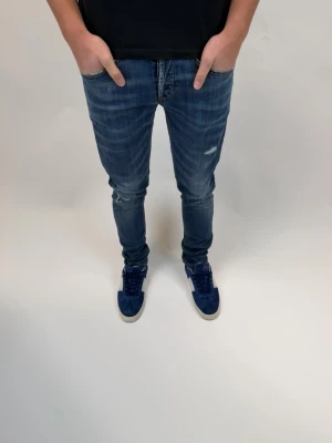 Dondup Jeans George  - Dondup Jeans George! Trendigaste jeansen på marknaden.  Ny pris= 4000 kr Säljs för= 899 kr (Modellen har original slitningar från fabrik vilket är väldigt eftertraktat och populärt)