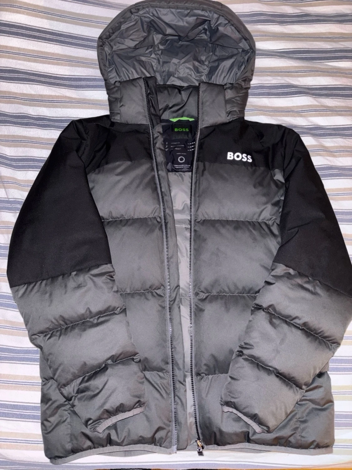 Svart och grå pufferjacka från BOSS