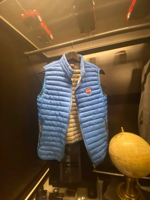 Colmar väst  - Colmar väst i ljusblå, väldigt snygg till sommaren! Storlek 172/16y så typ sol XS! Nästan aldrig använd!