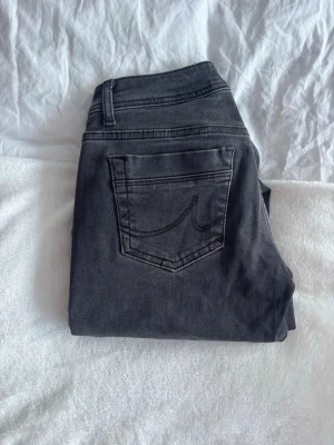 LTB jeans lågmidjade  - Snygga lågmidjade jeans från LTB, modell Valerie. Sitter som 34/xs och är W26 och L34. De är lite slitna i slutet av byxbenen, men det är inget som syns. Skriv ifall ni har frågor!💕