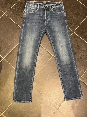 Slim fit jeans - Säljer ett par snygga blå jeans från Incotex, tillverkade i Italien. Helt nya ! Nypris 3500kr