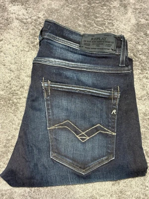 Mörkblå Replay jeans - Mörkblåa Nudie Jeans Slim||Skick 9/10||Storlek 28/30||Modell Ronas=Slim||Skriv vid minsta intresse||