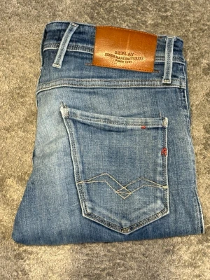 Replay Anbass blåa - Ljusblåa Replay Anbass||Skick 9/10||Storlek W29/L32||Modell Anbass||Skriv vid minsta intresse||