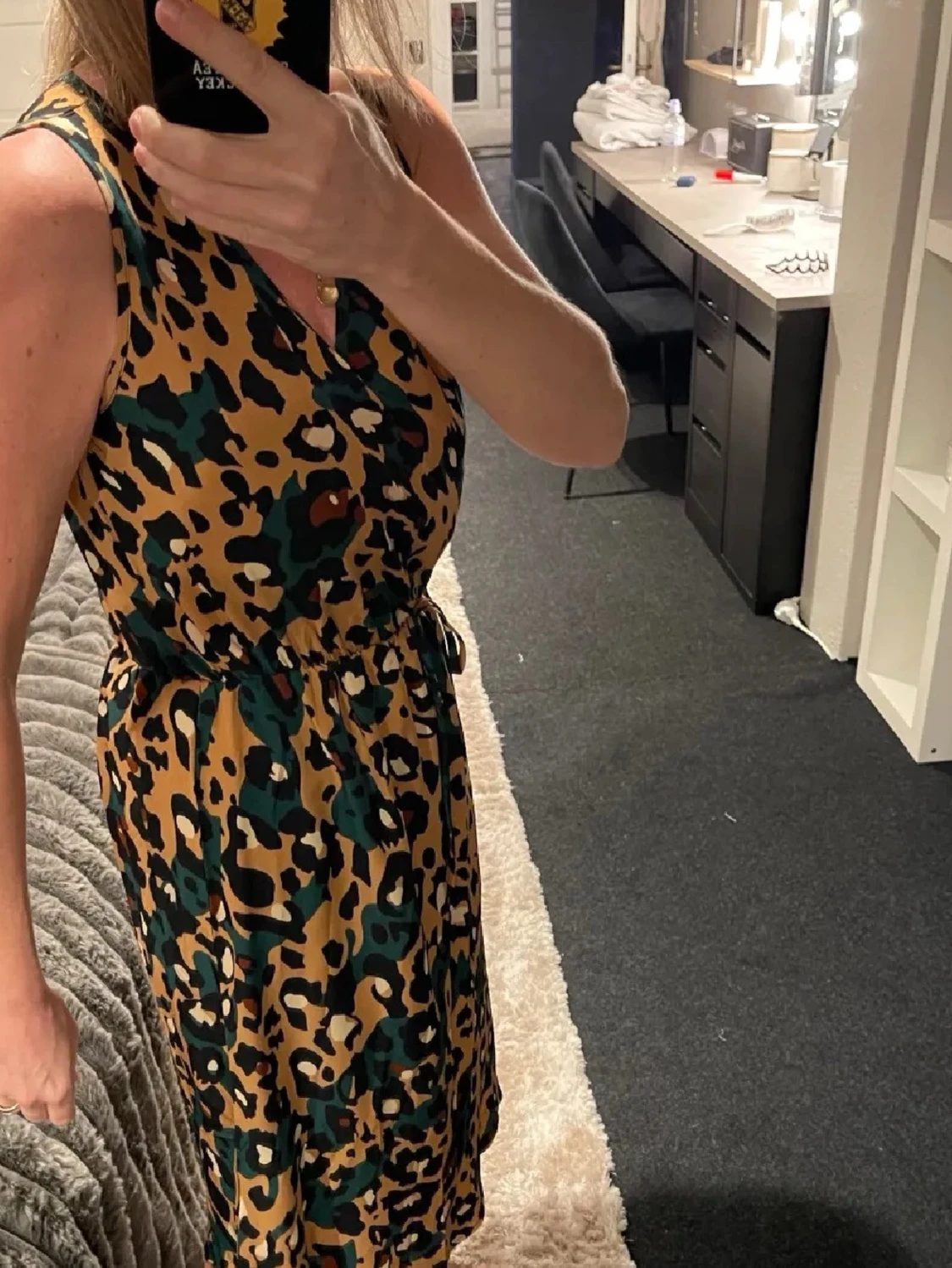 Leopardmönstrad ärmlös klänning med snörning - 1