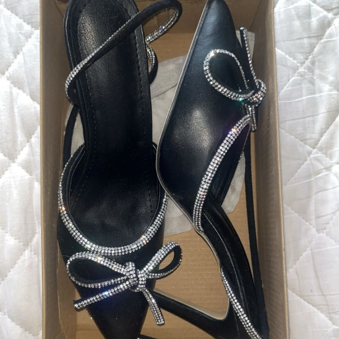 Svarta pumps med strass och rosett - 1