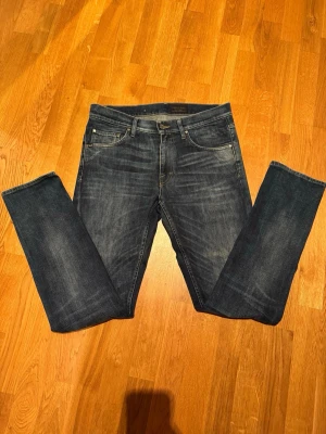 Mörkblå jeans från Tiger of Sweden - Snygga mörkblå jeans från Tiger of Sweden. Slimfit modell med väldigt skönt material. Inte använda många gånger och väldigt bra skick!