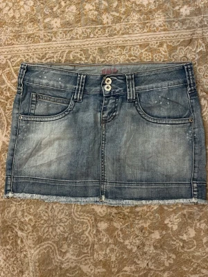 Vintage lågmidjad minikjol - Y2k Minikjol från Portobello Pepe Jeans.  low rise 📏midja :41cm längd: 34cm!  