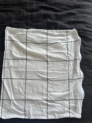 Rutigt bed set - Säljer ett rutigiga sängkläder i svart och vit, har dragkedjor i öppningarna,