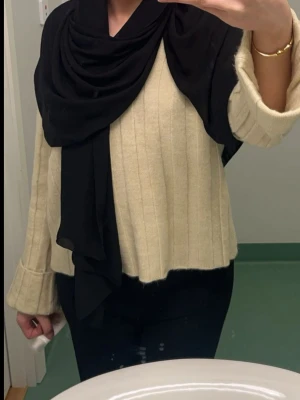 Beige ribbad stickad tröja - Mysig beige stickad tröja med ribbat mönster och lång ärm🎀