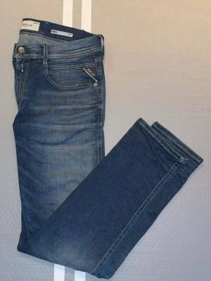 Replay Anbass Slim Jeans - Blå slim fit jeans från Replay | Blå/Marinblå färg med ljusare tvätt | 9/10 skick | W30 & 32L | Fråga gärna vid minsta funderingar! 