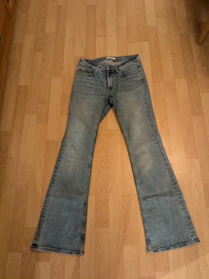 Bootcut jeans från Gina Tricot, stl 38 - Bootcut jeans från Gina Tricot, storlek 38. Byxorna är använda men inga större defekter förutom att lappen där bak är lite sprucken. Utgångspris 150 men kan diskuteras 
