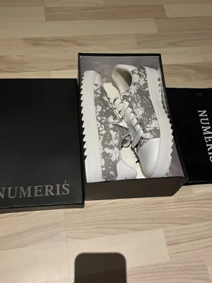 Numeris sneakers med grått mönster - Säljer ett par snygga sneakers från Numeris. Skorna kom i fel storlek och var för sen med retur 