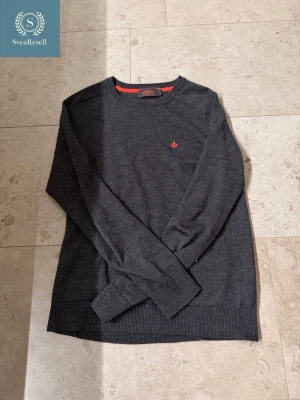 Morris tröja - Säljer en grå stickad Morris tröja. Sitter ganska tajt.                                                                    •Storlek: XS/S                                                                •Färg: Grå/Orange🍊                                               •Skick: 7/10                                                               Skriv privat om du undrar något✅