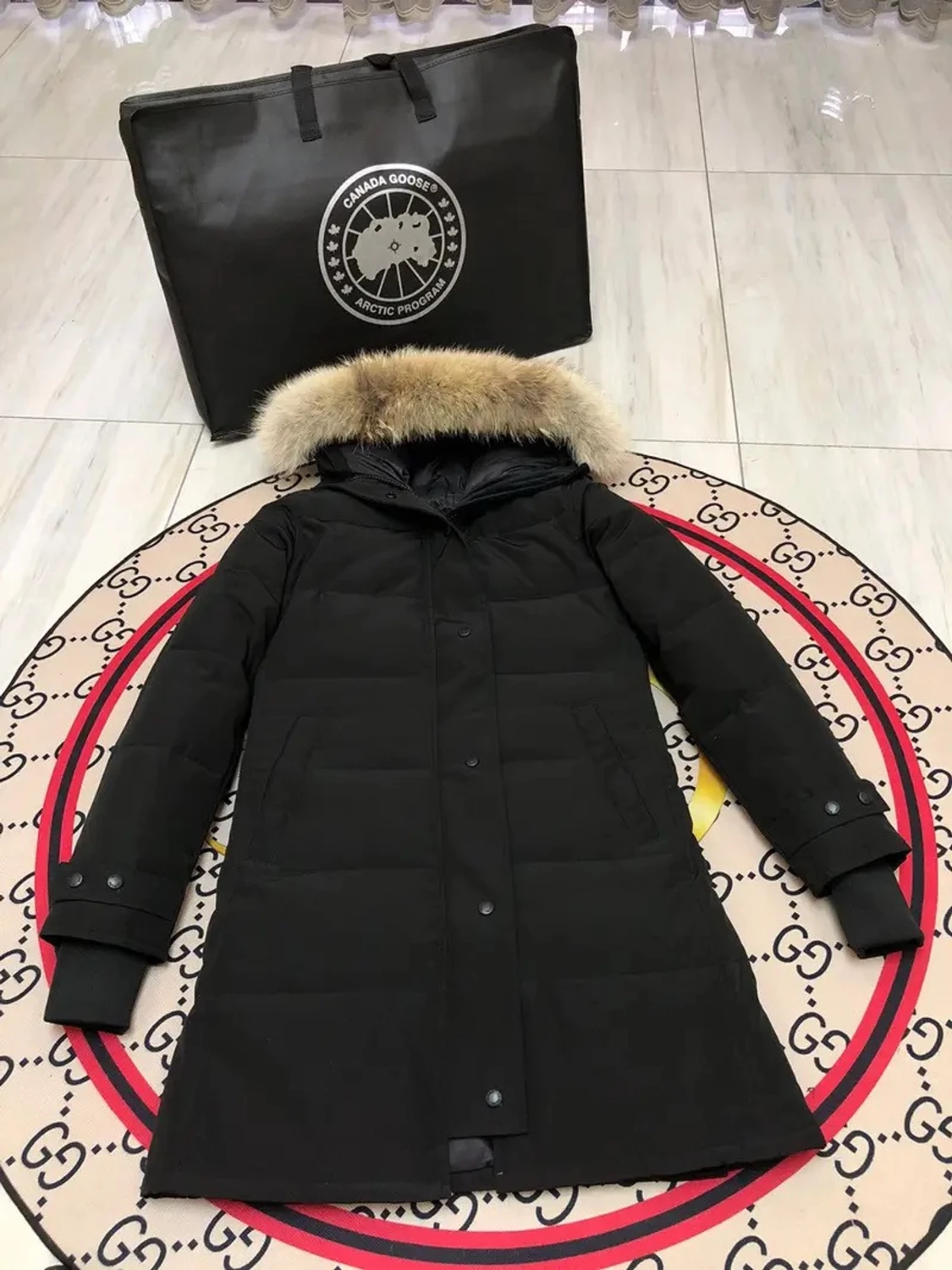 Svart dunjacka med päls från Canada Goose